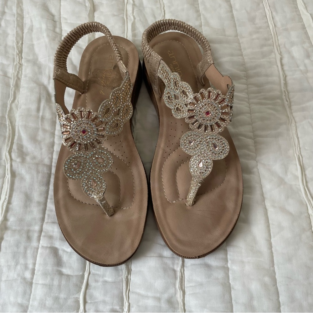 Elegant Comfort Insole Women's Size 8 Sandals with Rhinestone Embellishments